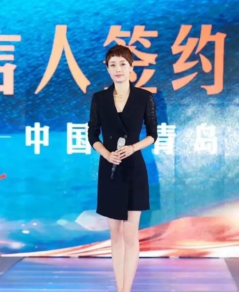  『开挂』马伊琍气质开挂了，黑色抹胸连衣裙配水波纹短发，又飒又美