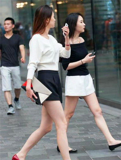  小姐姐|街拍：小姐姐香肩半露，身材苗条，非常时髦