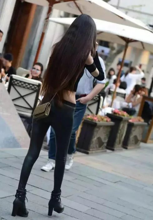 气质小姐姐紧身穿搭尽显迷人曲线，凌乱的头发多了几分妖娆的姿态