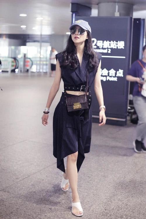 韩雪也露腰？V领露脐衫配不规则半身裙，腰上的肉都挤出来了