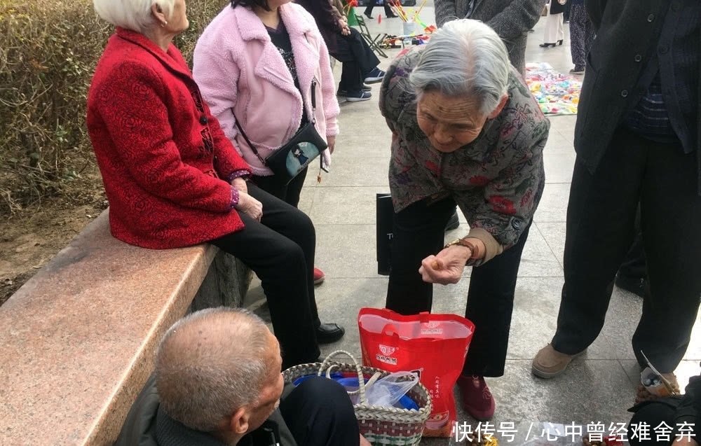  硬撑@一个笑领退休金，一个硬撑去种地，养老双标准，农民的苦谁