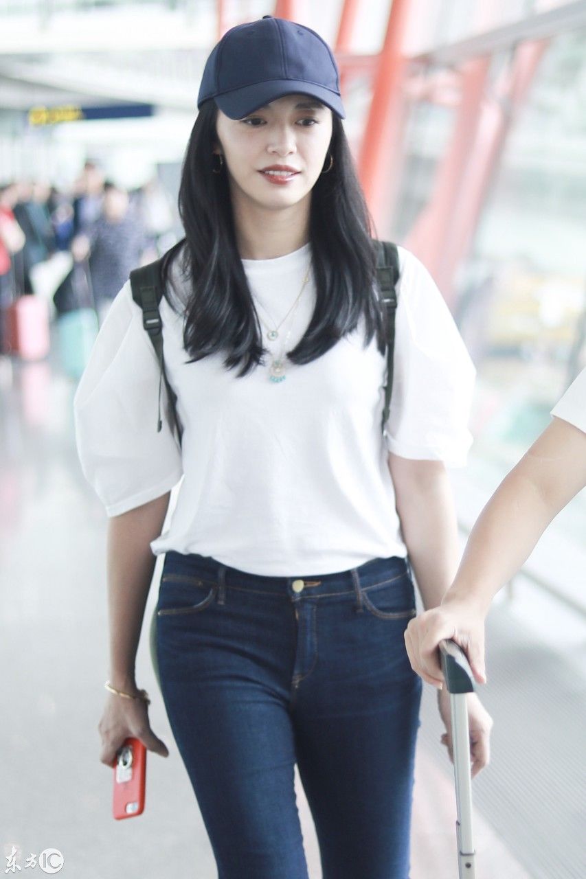 姚晨戴棒球帽穿白色T恤搭配深蓝色牛仔裤现身机场皮肤白皙