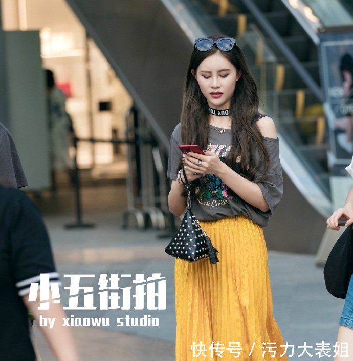 路人街拍小姐姐短裙秀出性感美腿特别美，个性的凉鞋很时尚