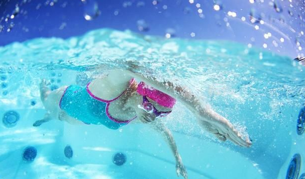 世界最“神奇”游泳池，只有10平方米，却好像永远游不到尽头