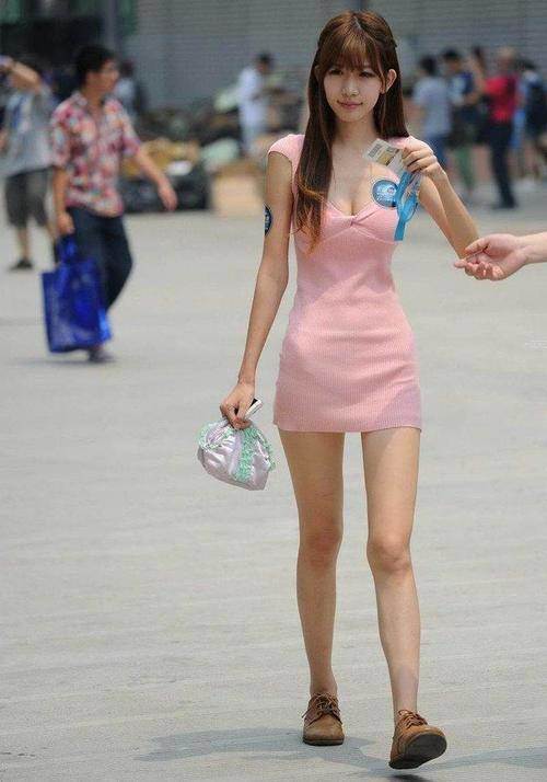 街拍：小姐姐连衣裙，穿出迷人女神范，性感撩人！