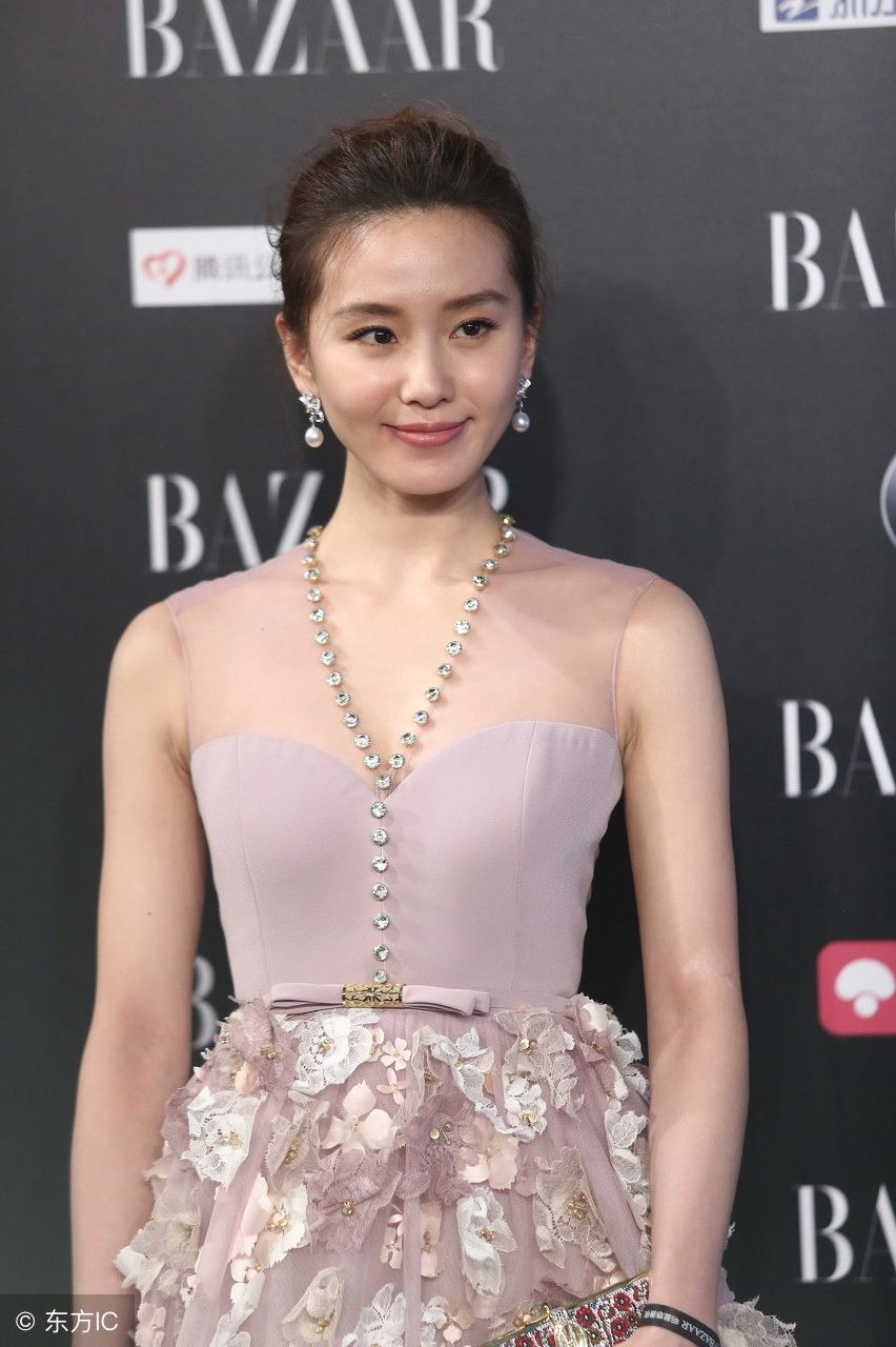 刘诗诗一袭长裙出席活动，网友:女神这一身装扮简直惊艳四射