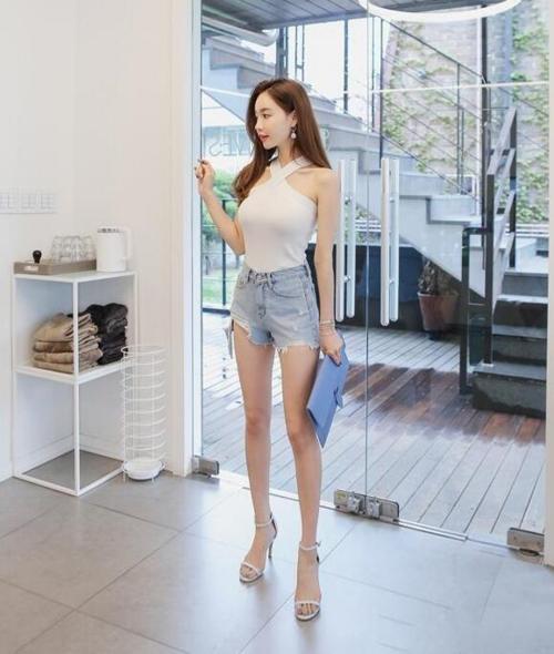 俏美靓丽的牛仔裤美女，身材曲线凹凸紧致，怎么搭都好看！