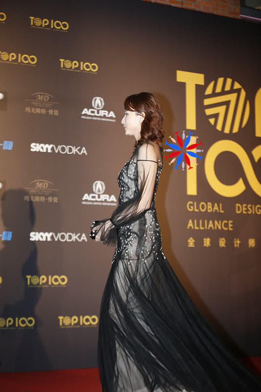 胡静黑色蕾丝长裙美翻天,一笑一颦仪态万千