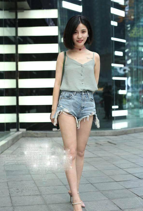 紧身裤展现优雅身材，妹子细腻不失女人味，婀娜魅力