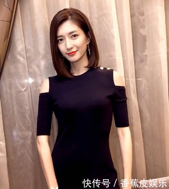 江疏影真猛! 硬生生把露背裙穿成了“肚兜”网友: 我可不敢这样穿