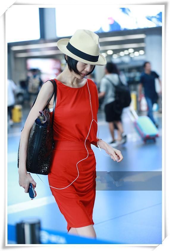 看了冉莹颖的紧身裙，再看看鲁豫，网友：吓得我瞬间不敢减肥了！