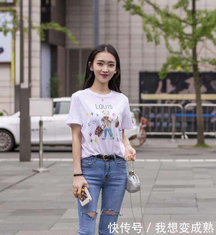 路人街拍，浅色牛仔裤打造出小姐姐的清新阳光
