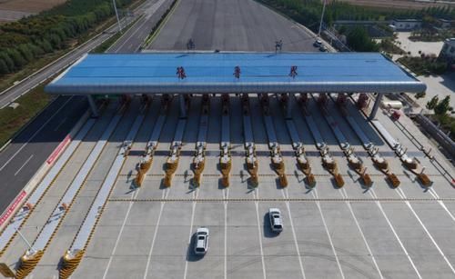  高速|为什么高速公路一般都是沥青路面，收费站却是水泥地面？