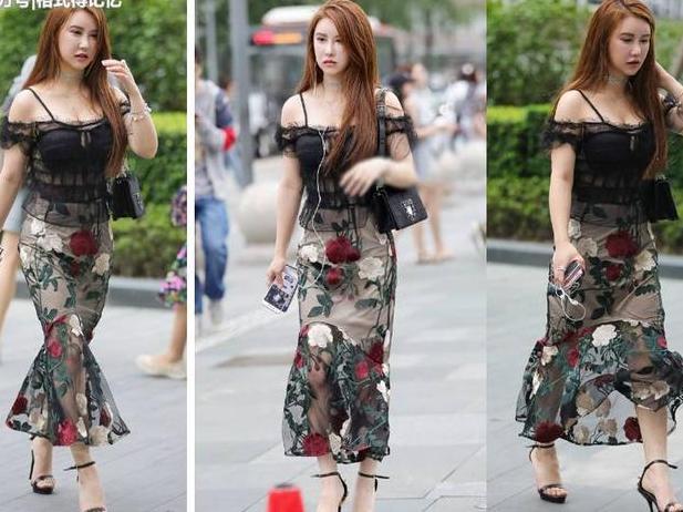 身穿薄纱吊带衣的小姐姐，胸前还开一个小口，美的很有别致感！