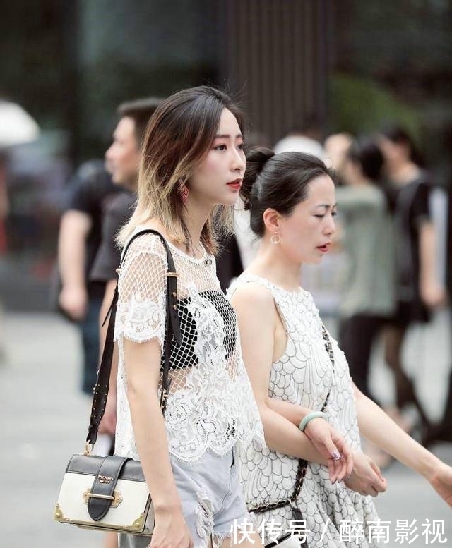 #短裙#街拍短裙小姐姐,腿长貌美,时尚又清凉