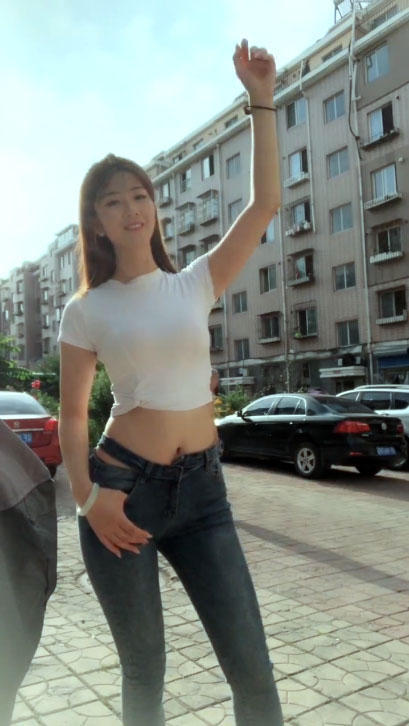 街拍身材超棒的妹子，穿什么衣服都好看，最后一件更拉风