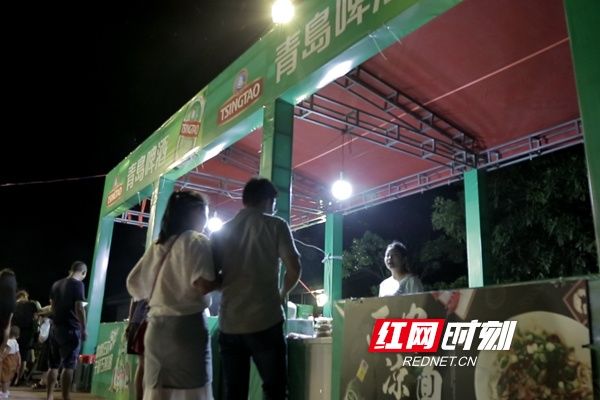 青岛啤酒在石燕湖上演空中啤酒节欢度七夕