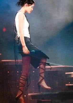 王菲穿的这双奇葩高跟鞋，网友：看着都替她疼！