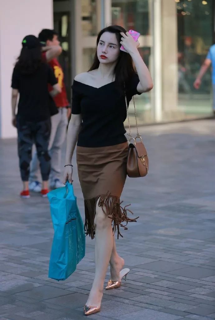  女人@女人穿上高跟鞋，散发出迷人的气息