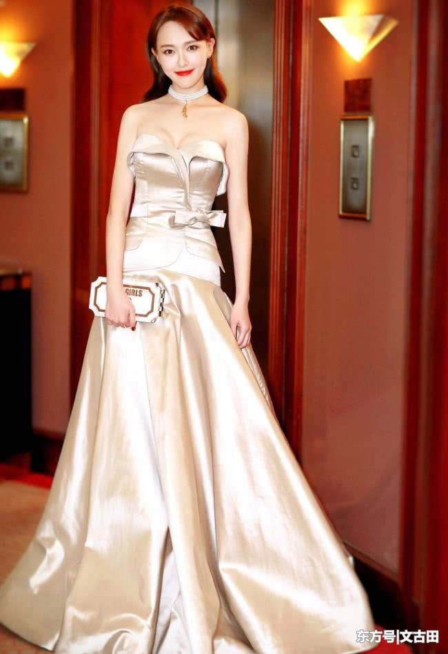 唐嫣为时尚太拼了，腰比紧身裙还紧，“门牌包”是罗晋送的吗?