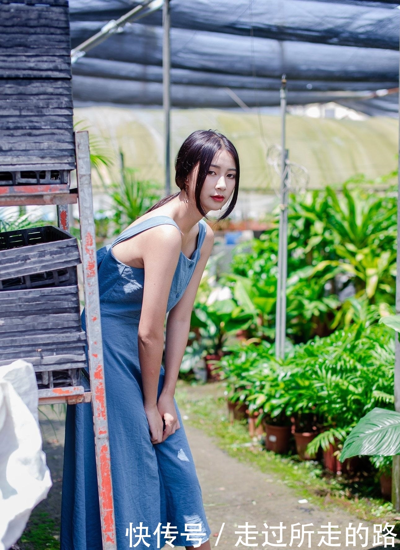  『写真』青春美少女蓝色吊带连衣裙时尚生活写真