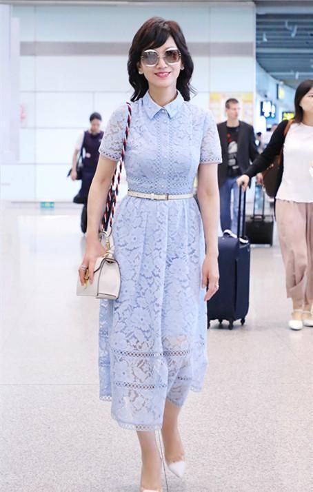 赵雅芝来了，穿蕾丝连衣裙魅力十足，感觉又年轻了！