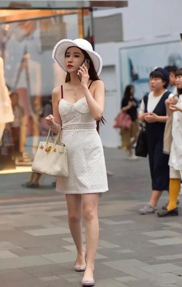 街拍:美女俏丽多姿惹人注目,舒适而惬意短裤穿出迷人长腿!