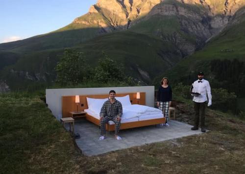 瑞士“0星级”酒店,野外一张床,一晚还要1400元