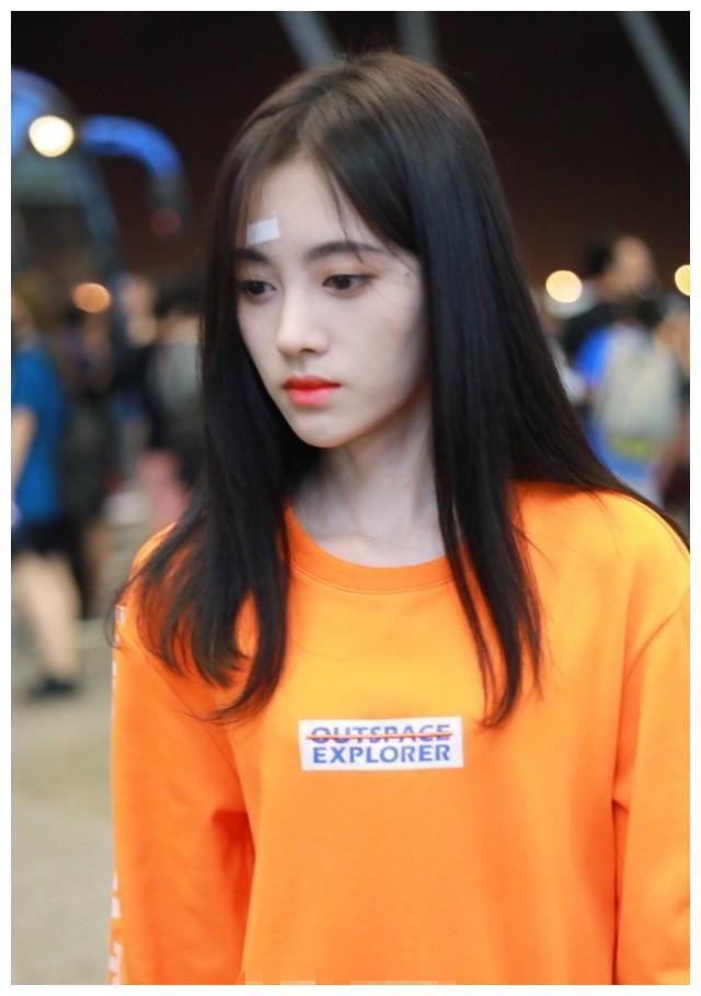 鞠婧祎穿长T恤玩“下衣失踪”大秀身材，可两条小短腿却很尴尬