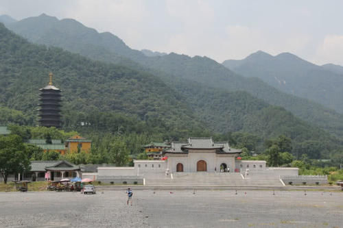 广东香火很旺的一座寺庙，是全国重点寺庙之一，曾经历大规模重建