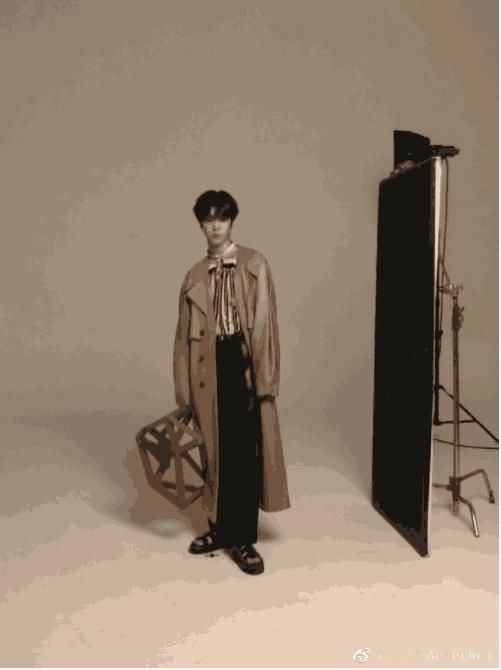 别人秀恩爱,而范丞丞却表示单身的我只能吃泡面,粉丝:我爱你