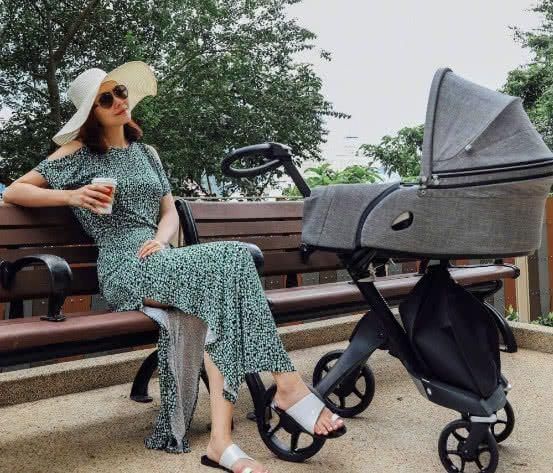 熊黛林深V吊带裙亮相，网友：生完娃还这么胆大