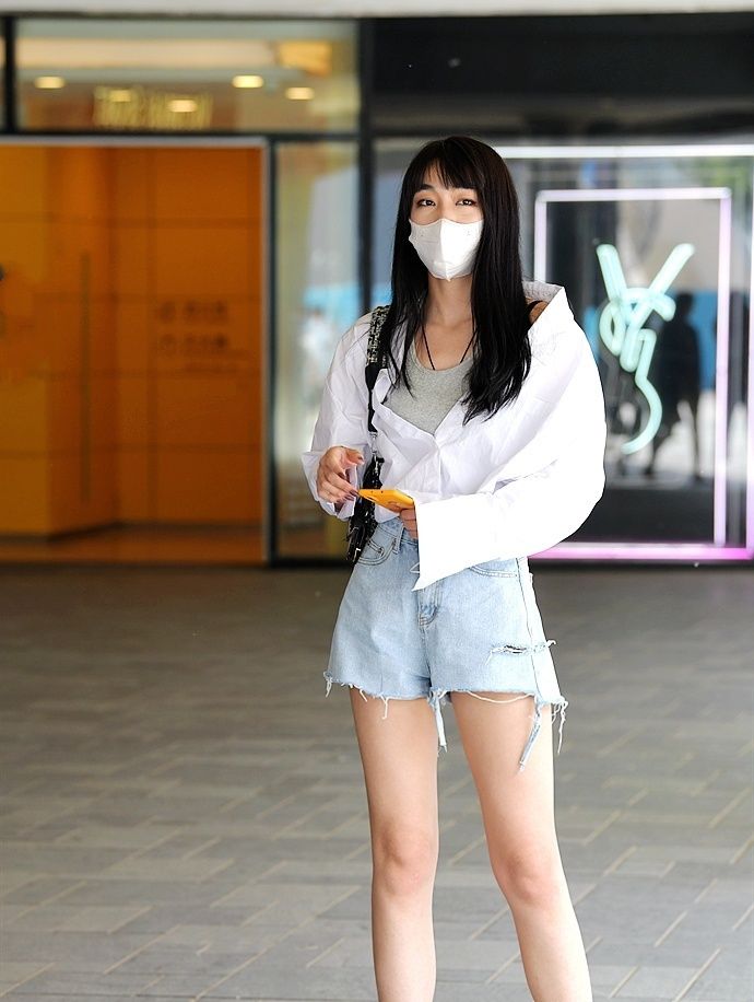 『服饰』街拍:让服饰搭配更有章法的白色口罩美女