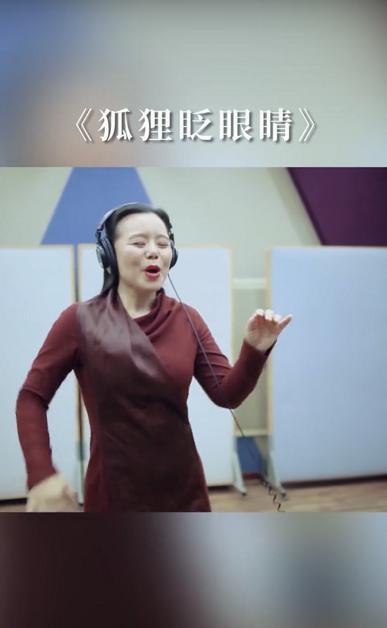  #暗红色#再被龚琳娜新歌洗脑，穿“无痕裙”真能扭，勒这么紧仍没一丝赘肉