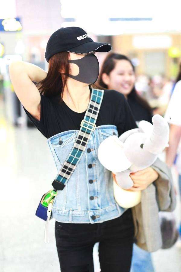 秦岚瘦成一条闪电, 这么紧的裤子也塞得下, 低头看看这腿缝太宽了