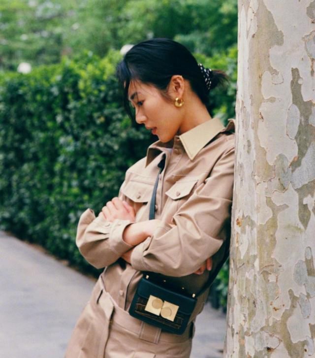 【衣品】刘雯衣品太高级,浅色牛仔夹克搭牛仔阔腿裤魅力四射,不愧是超模