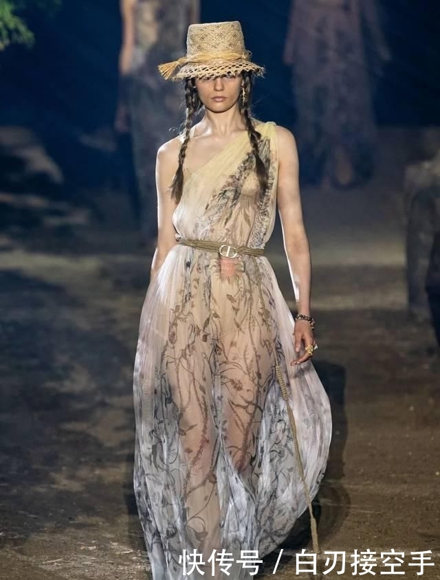  『花朵』2020开春 流行穿“开满花”的裙子，谁穿谁美！