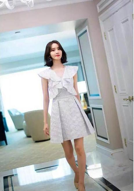 林允儿胆真肥! 穿一条蕾丝睡衣就走红毯? 网友: 韩星的时尚我不懂