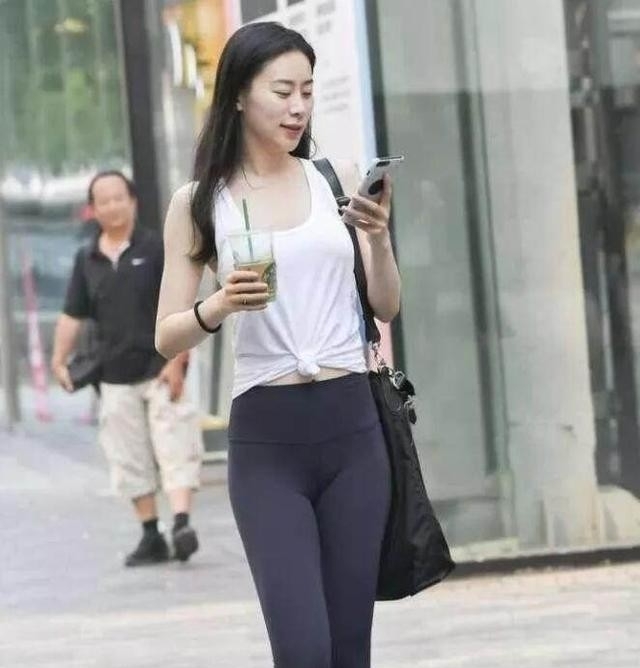  『底裤』街拍：性感紧身打底裤小姐姐，简约时尚的装扮带来潮流气