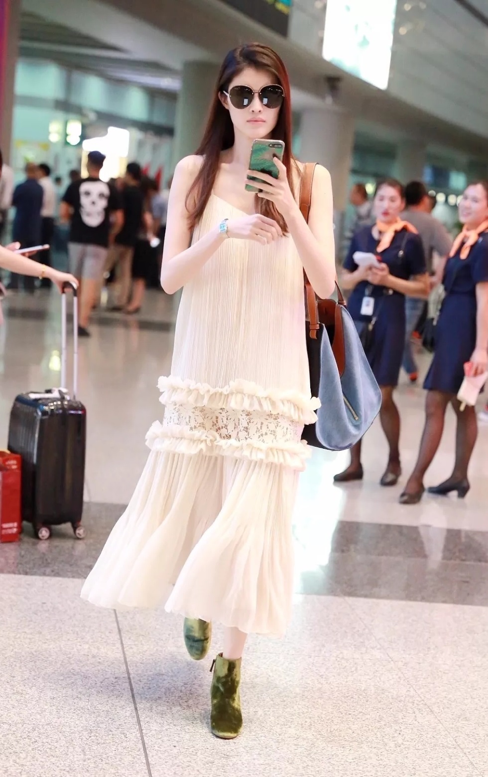 夏季想体验清爽舒适感，吊带连衣裙来助攻，演绎风情万种