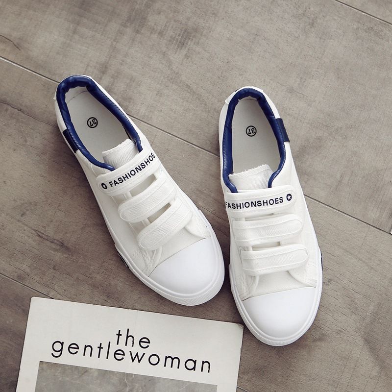 闺蜜从来不穿高跟鞋，只穿这样的休闲鞋，女人味挡不住