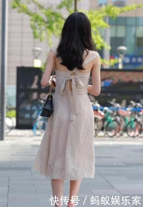 【粉色】身穿裸色甜美连衣裙,脚穿粉色高跟鞋的美丽女孩,尽显温柔可爱