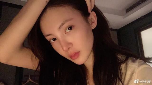  「细纹」水肿和小细纹，没想到女明星们也为了这些眼部问题操碎了心！