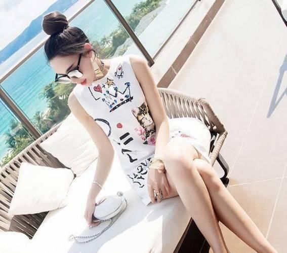 街拍：手包通常也能成为整套搭配的点睛之笔！