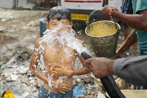 印度50度高温，猴子都中暑身亡，看看当地富人和穷人是如何消暑的
