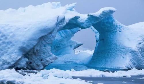 南极有个很奇特的景观，在严寒的环境下，湖水温度高达零上25度