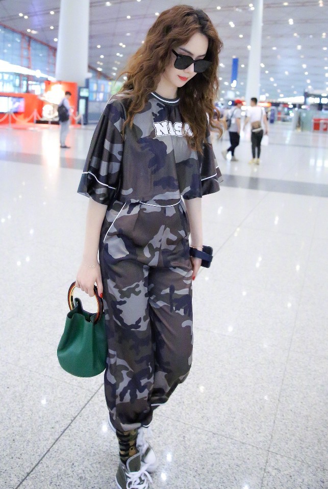 戚薇穿着一身迷彩服，却被“方便面发型”成功抢镜，意外的好看！