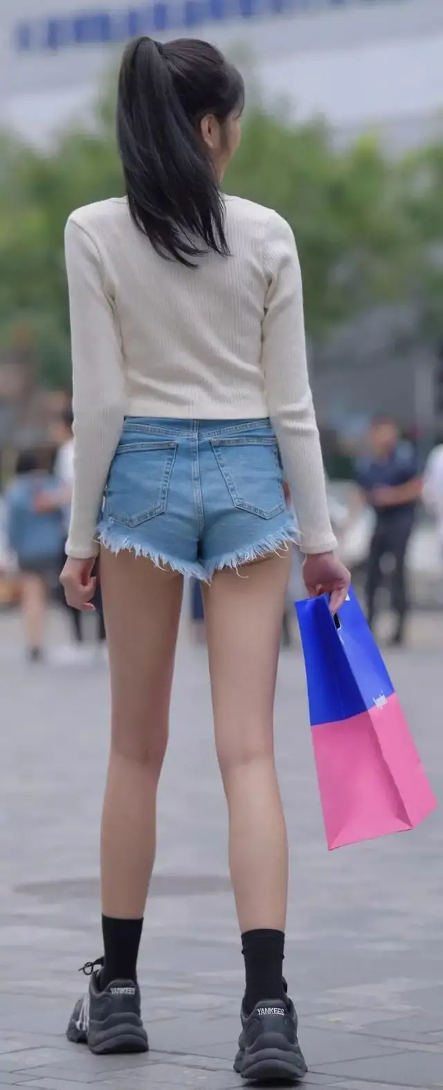 「 辣妈」连旗袍也穿这么韵味？，街拍：个性十足的辣妈