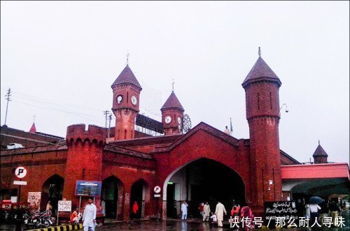  「待遇」巴基斯坦火车站，中国人这待遇，老外很眼红，甚至巴国