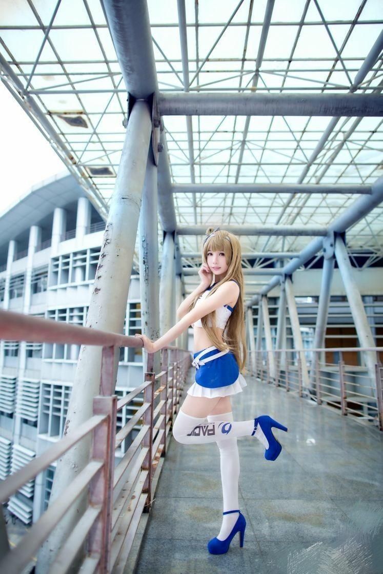 COSPLAY:白丝长腿小姐姐COS来袭，长腿吸睛!就问你喜不喜欢!